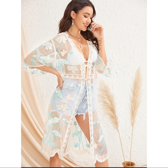 Tops - 🔥HP!🔥 Bell Sleeve Embroidered Appliqué Kimono